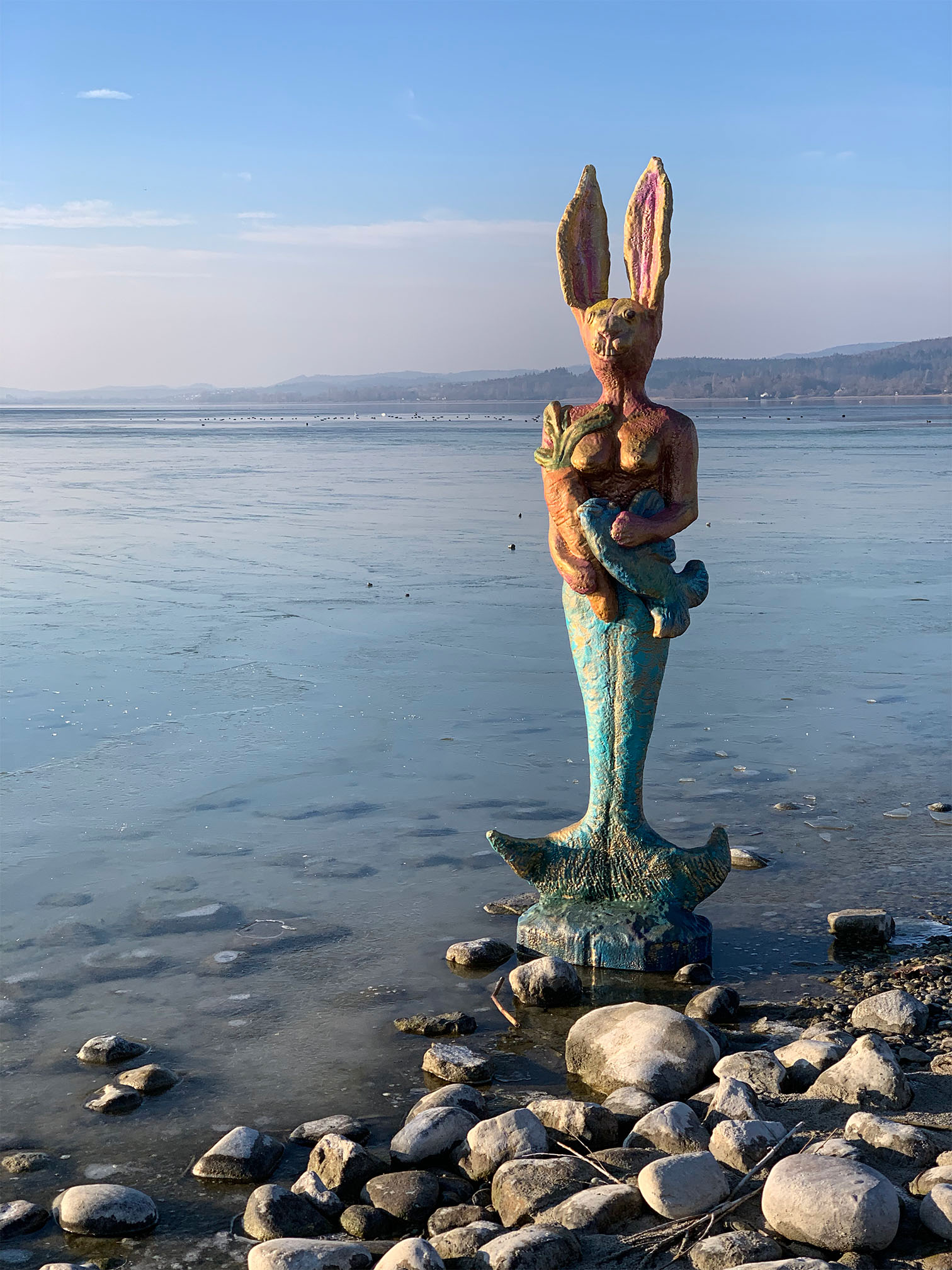 See-Häsinnen Statue am Bodenseeufer auf der Insel Reichenau